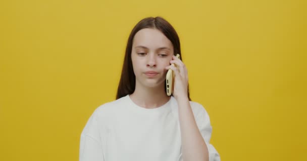 Europese vrouw, boos en boos, schreeuwt in een mobiele telefoon. — Stockvideo