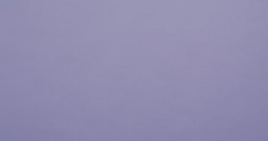 Açık tenli iki kadın el belirir ve alkışlar.