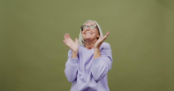Una donna adulta emotivamente rallegrandosi, saltando su e giù con felicità — Video Stock