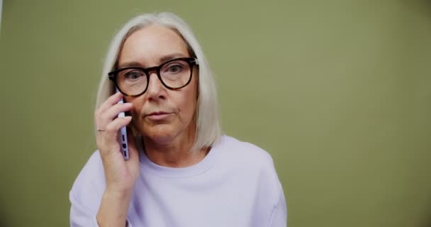 Una donna adulta che parla seriamente e con rabbia al telefono — Video Stock