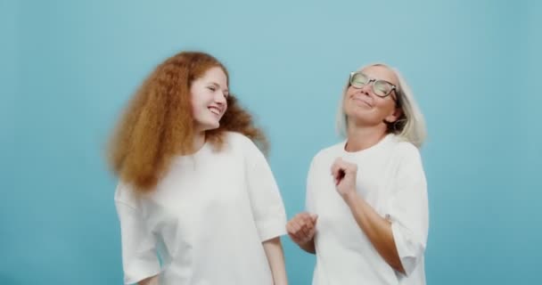 Une femme adulte et une jeune fille dansent ensemble en se réjouissant et en riant — Video