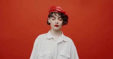 Bir kadın bir şeyden korkar, eğilir ve yüzünü ellerle kapatır.