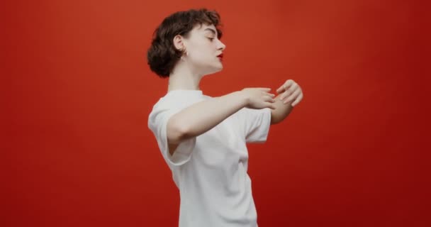 A short-haired brunette is dancing the waltz alone — Stock Video