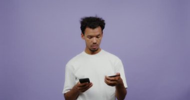 Genç bir melez adam internetten ödeme yapmak için kart detaylarını giriyor.