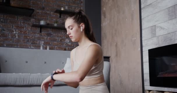 Fille européenne vêtue de vêtements de sport faisant planche — Video