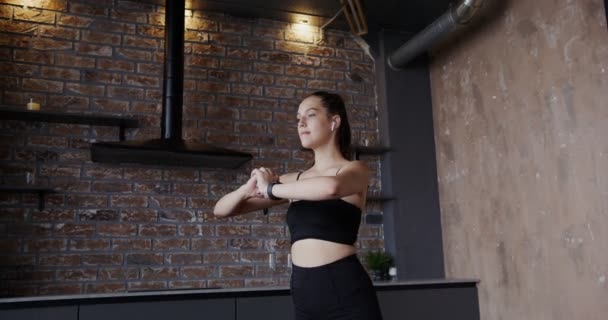 Европейская девушка, одетая в спортивную форму, делает приседания — стоковое видео