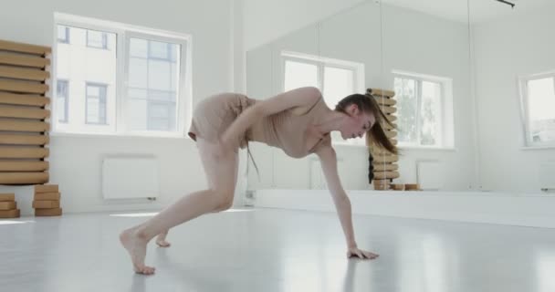 Ragazza europea in abbigliamento sportivo fare balletto ritmico affonda — Video Stock