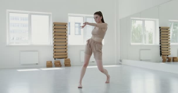 Europees meisje in sportkleding doet ritmische ballet lunges — Stockvideo