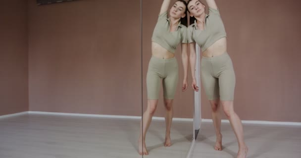운동복을 입은 유럽 소녀가 체조를 하고 있다 — 비디오