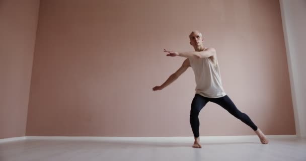 Красивий європейський чоловік танцює балет — стокове відео