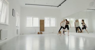 Bir adam ve Avrupalı bir kız birlikte dans ediyorlar.