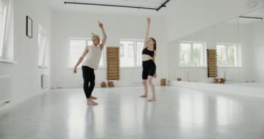 Bir adam ve Avrupalı bir kız birlikte dans ediyorlar.