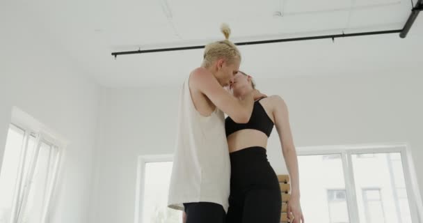 Egy férfi és egy európai külsejű lány táncolnak együtt. — Stock videók