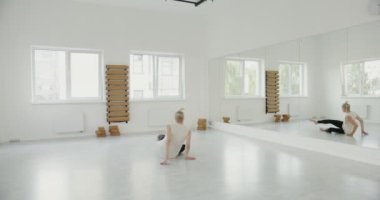 Yakışıklı Avrupalı adam bale yapıyor.