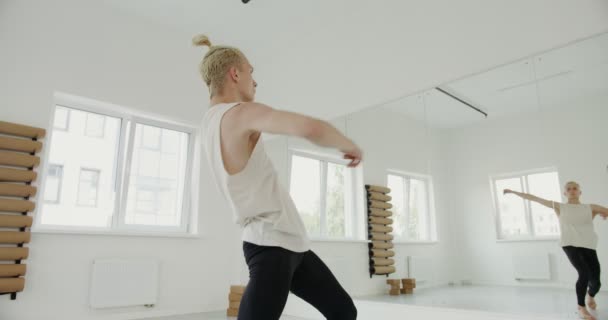 Przystojny Europejczyk tańczący balet — Wideo stockowe