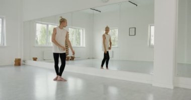 Yakışıklı Avrupalı adam bale yapıyor.