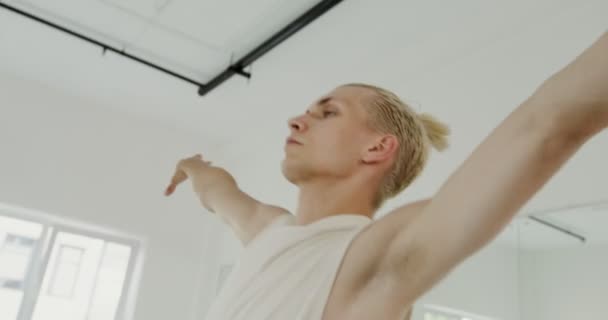 Jóképű európai férfi táncbalett — Stock videók