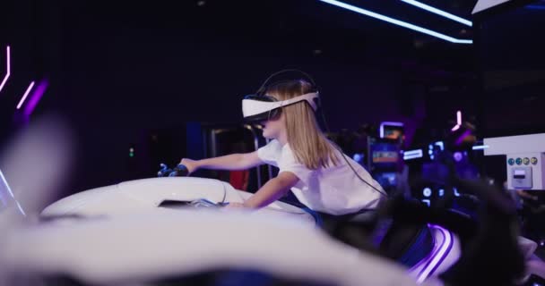 Uma menina em óculos de realidade virtual controla uma motocicleta. — Vídeo de Stock