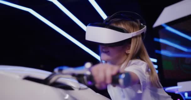 Девушка в очках виртуальной реальности управляет мотоциклом. — стоковое видео