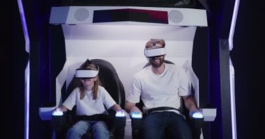 Bir adam ve bir kız sanal gerçeklik gözlüğü takıyor.