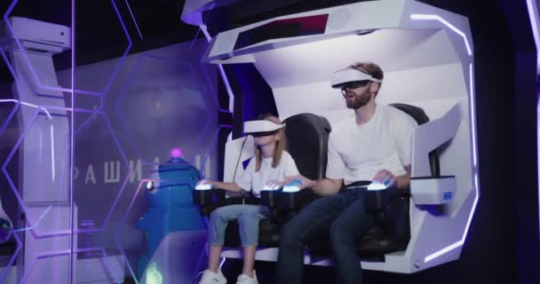 Homem e menina em óculos de realidade virtual na atração 5D, pressione botões de controle — Vídeo de Stock