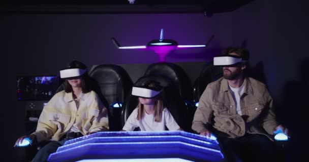 Família europeia com um filho, em óculos de realidade virtual na atração 5D — Vídeo de Stock