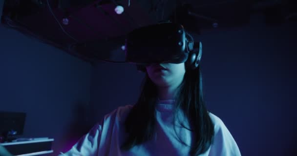 Um homem e uma mulher com óculos de realidade virtual, com joysticks nas mãos — Vídeo de Stock