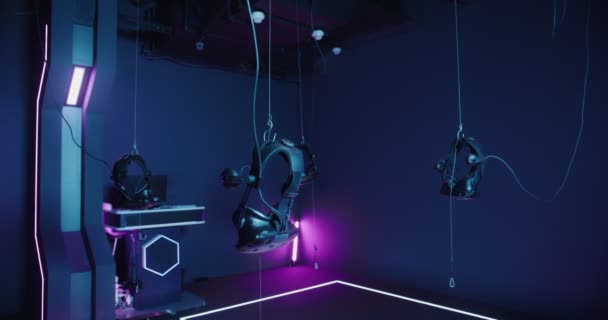 Leerer moderner Raum für Virtual-Reality-Spiele, mit notwendiger Ausrüstung ausgestattet — Stockvideo