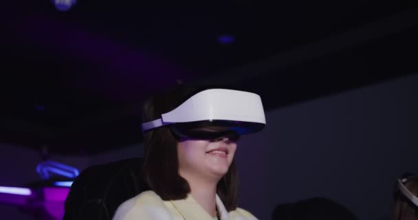 Família europeia com um filho, em óculos de realidade virtual na atração 5D — Vídeo de Stock