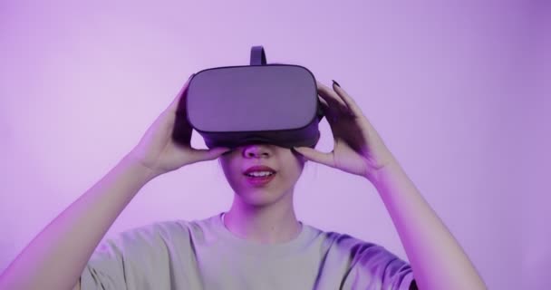 Ασιάτισσα βάζει γυαλιά εικονικής πραγματικότητας και αρχίζει να βλέπει σε 5D έλξη — Αρχείο Βίντεο