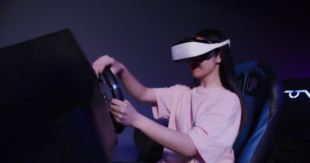 Ασιάτισσα με γυαλιά εικονικής πραγματικότητας οδηγεί ένα αυτοκίνητο σε 5D — Αρχείο Βίντεο