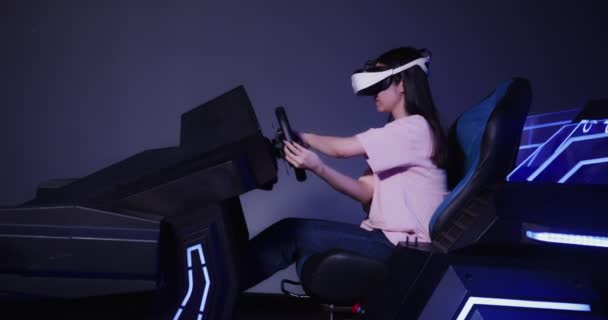 Sanal gerçeklik gözlüklü Asyalı kız 5D 'li araba kullanıyor. — Stok video