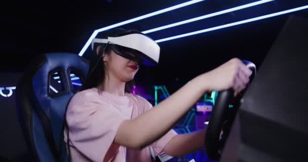 Азійська дівчина в окулярах віртуальної реальності водить автомобіль в 5D — стокове відео
