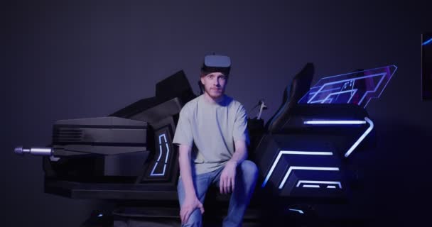一个红头发的欧洲男子坐在一个虚拟现实模拟器上 — 图库视频影像