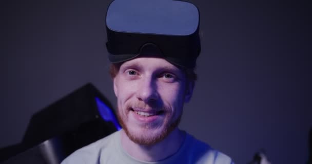 一个红头发的欧洲男子坐在一个虚拟现实模拟器上 — 图库视频影像