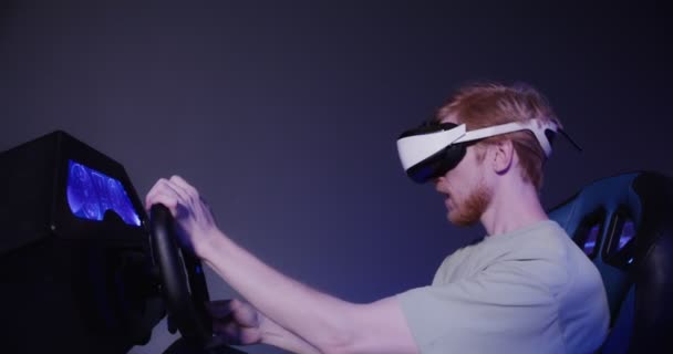 A red-haired guy in virtual reality glasses controls the simulator in 5D — Stock Video