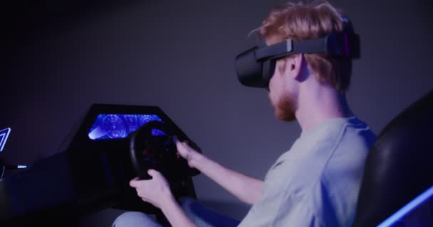 Un tipo pelirrojo con gafas de realidad virtual controla el simulador en 5D — Vídeos de Stock