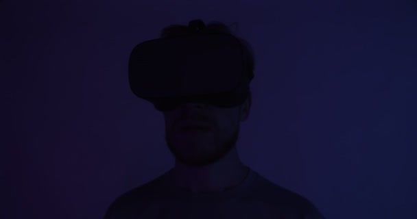 一个戴着虚拟现实眼镜的红头发男人 — 图库视频影像