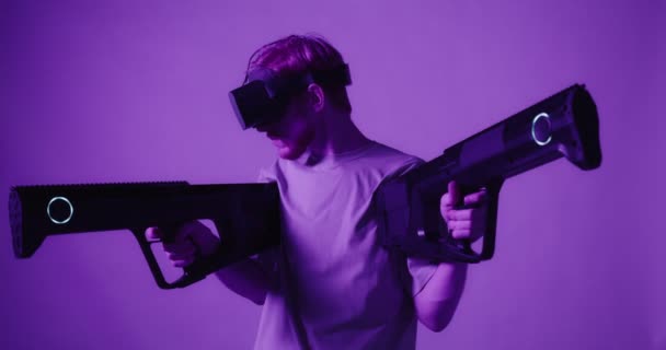 Chico en gafas de realidad virtual con arma de juguete para juegos en realidad virtual — Vídeo de stock