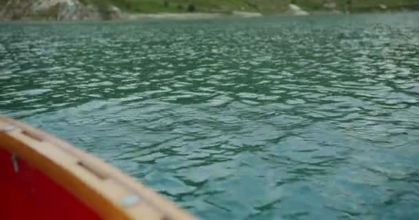Russie, Caucase. Un homme ramant une rame dans un bateau Gros plan — Video