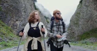 Rusya, Kafkasya. Genç bir çift turist kayaların arasında yol boyunca yürüyorlar.