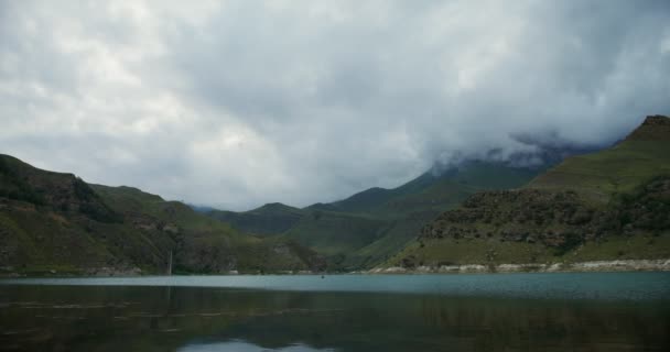 Rusia, Cáucaso. Un bote de remos solo navega en el lago entre las montañas — Vídeo de stock