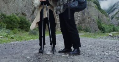 Kafkaslar. Bir çift turist, kayaların arasında yol haritası üzerinde çalışıyor.