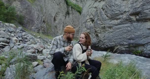 Ρωσία, Καύκασος. Μερικοί τουρίστες σταμάτησαν στη βραχώδη πλαγιά του βουνού. — Αρχείο Βίντεο