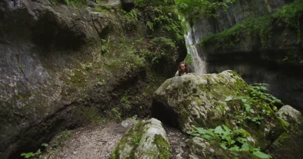 Russia, Caucaso. Una giovane donna si fa strada tra le pietre tra le rocce — Video Stock