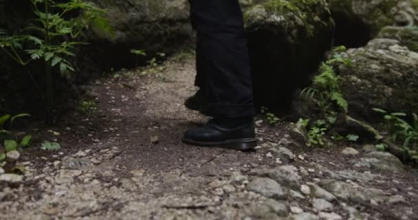 Rusia, Cáucaso. Persona camina por un estrecho sendero de montaña entre las piedras — Vídeos de Stock