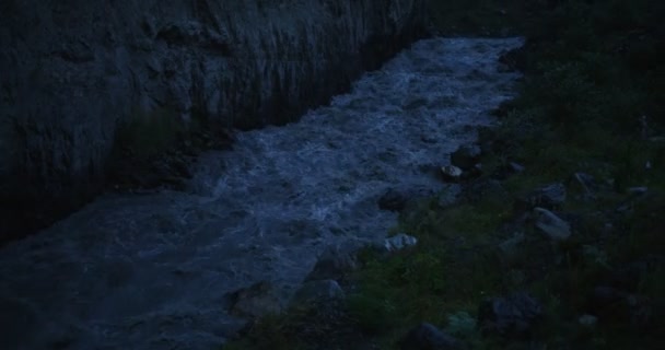 Río de montaña, hirviendo con un fuerte arroyo entre las rocas — Vídeo de stock