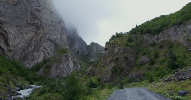 Rio da montanha, fervendo com forte fluxo entre as rochas — Vídeo de Stock
