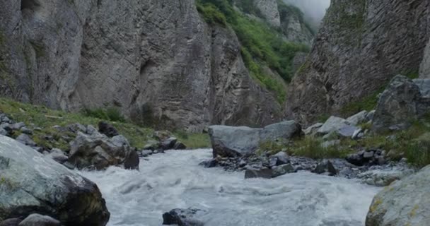 Bergrivier, ziedend met sterke stroom tussen de rotsen — Stockvideo