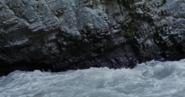 Río de montaña, hirviendo con un fuerte arroyo entre las rocas — Vídeo de stock